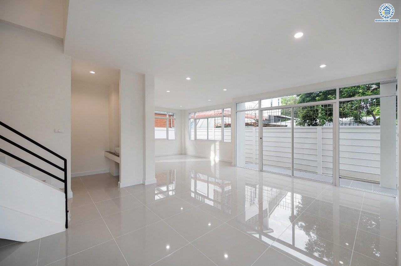 บ้านมือสองตกแต่งใหม่ โครงการ บุษราคัมรีเจนท์ ปิ่นเกล้า-บรมราชชนนี เนื้อที่  67.50 ตร.ว. ฟังก์ชัน 3 ห้องนอน 3 ห้องน้ำ จอดรถได้ 2 คัน สภาพแวดล้อมดี เดินทางเข้าสู่เมืองได้สะดวกเชื่อมต่อ ถนนพุทธมณฑลสาย 2, ถนนบรมราชชนนี, ถนนกาญจนาภิเษก, ถนนศาลาธรรมสพน์ ใกล้เซ็นทรัลปิ่นเกล้า, ตลาดสดธนบุรี และจุดขึ้นทางด่วน "ศรีรัช"